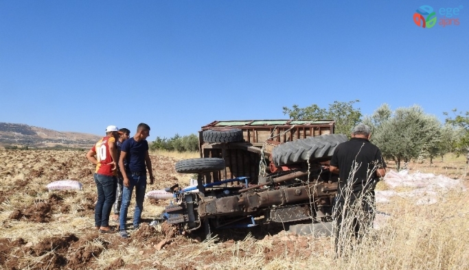Yem yüklü traktör devrildi: 3 yaralı