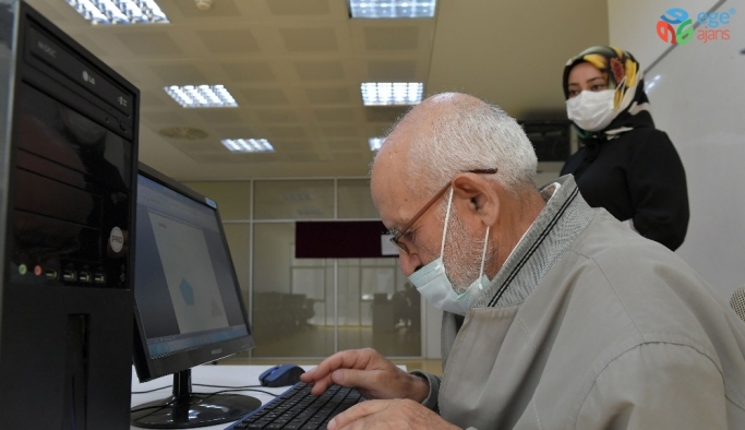 86 yaşında bilgisayar kullanmayı öğrendi