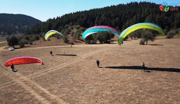 Abant Tabiat Parkı üzerinde paraşütle uçtular