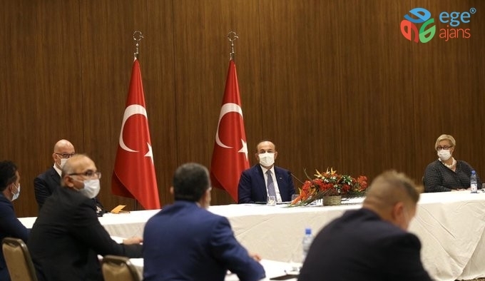 Çavuşoğlu, Bamako’da Türk vatandaşları ve iş adamları ile görüştü