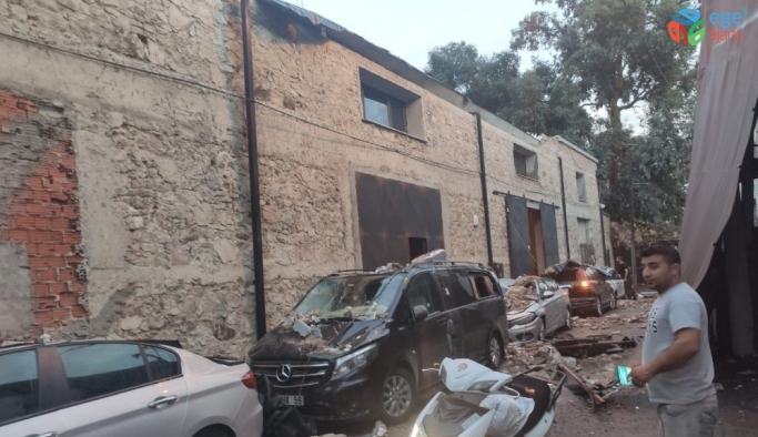 İzmir’de 5 araç çöken duvarın altında kaldı