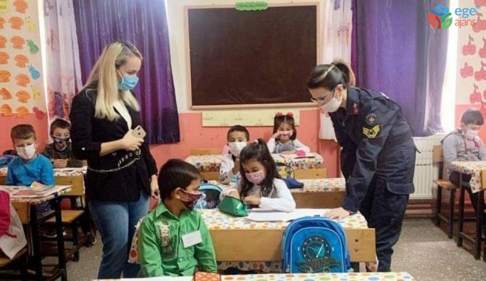 Öğrencilere “Jandarma Çocuk Dergisi” ve boya kalemi dağıtıldı