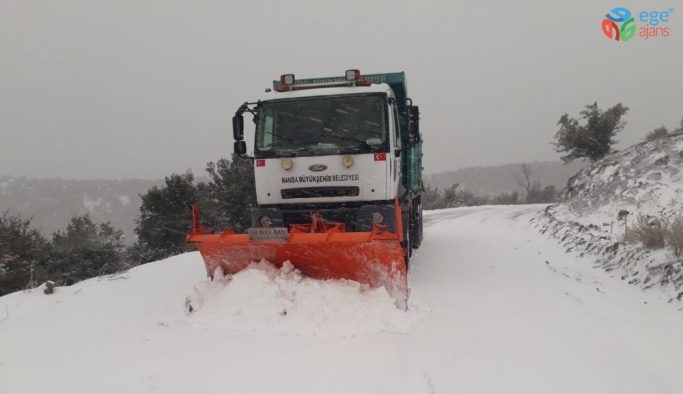 Manisa’da kar nedeniyle kapanan yollar açıldı