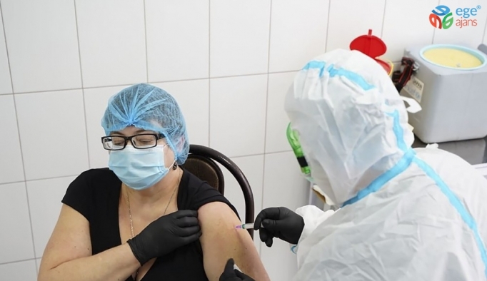 Ukrayna’da ilk Covid-19 aşısı bir doktora yapıldı