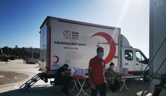 Kuşadası’nda vatandaşlar kan bağış aracına  akın etti