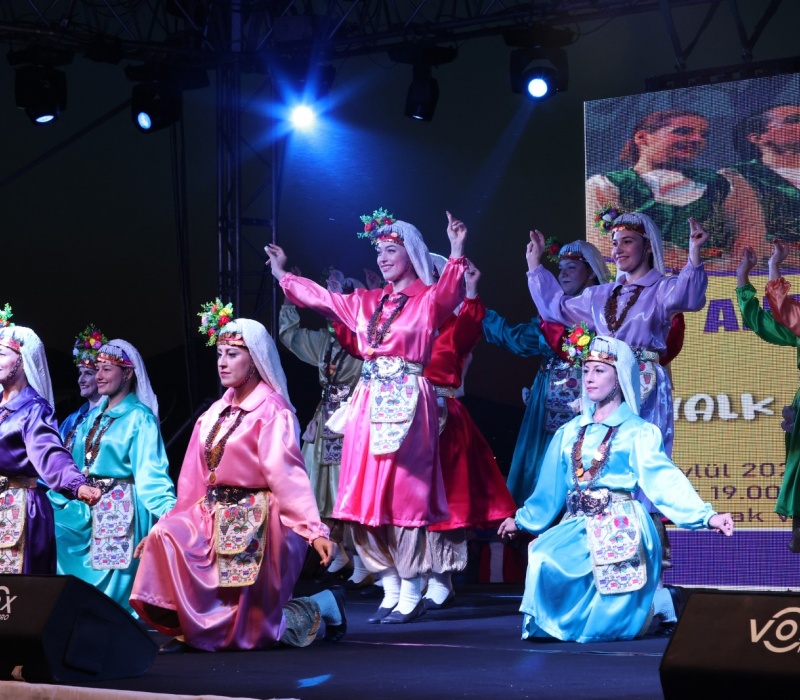 “Anadolu Kadınları Konak’ta” Halk Oyunları Festivali, İzmir’e renk kattı