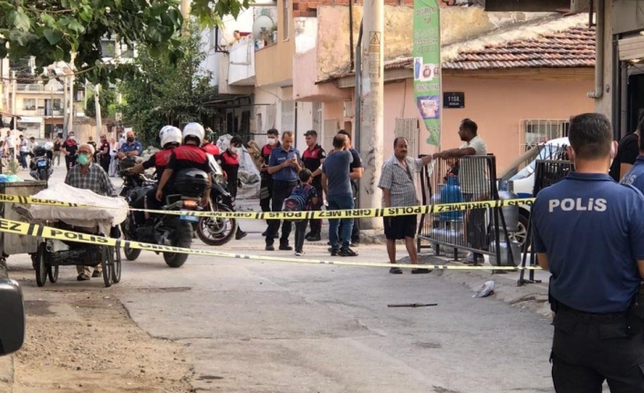 İzmir'de husumetlilerinden aileye silahlı saldırı: 6'sı çocuk 12 yaralı
