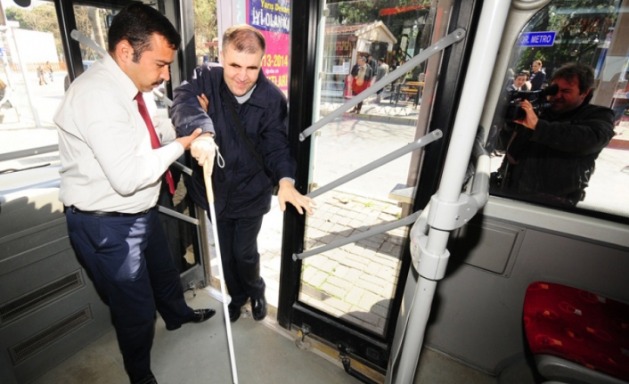 İzmir'de görme engelliler durakta kalmayacak