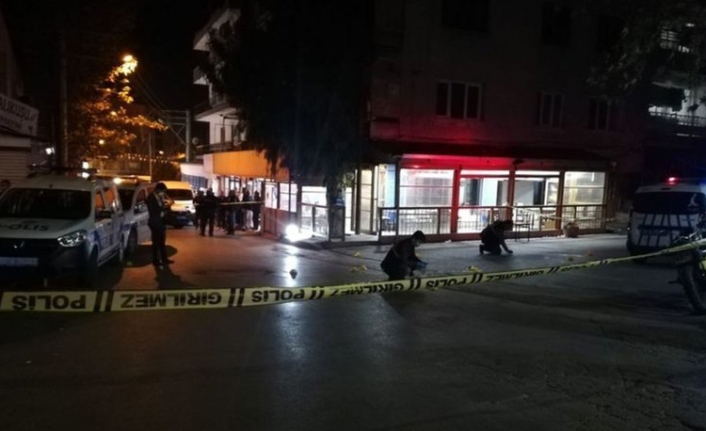 İzmir'de kahvehane önünde silahlı kavga: 1 ölü, 4 yaralı