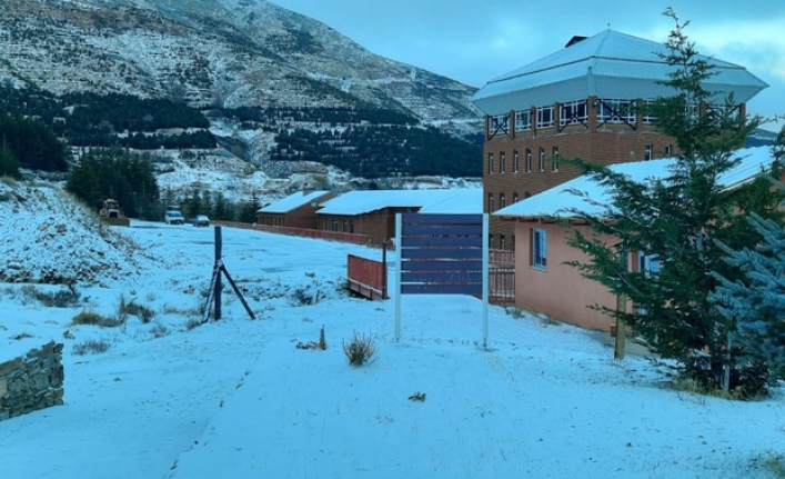 İzmir Bozdağ'a mevsimin ilk karı düştü