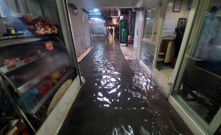 İzmir'de kuvvetli yağış nedeniyle iş hanını su bastı