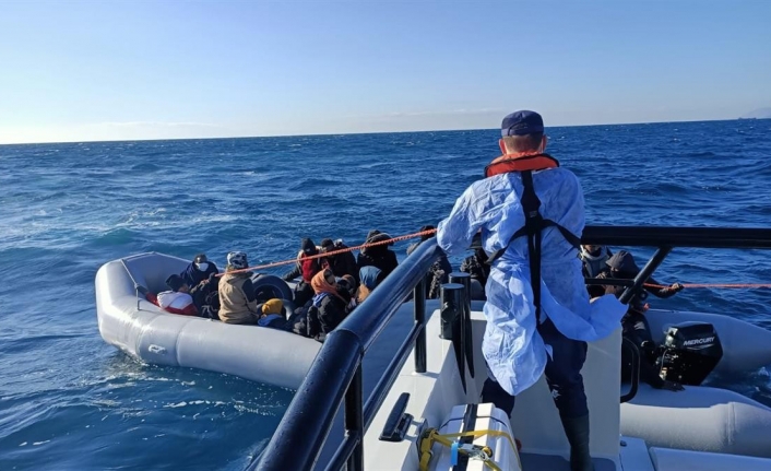 Yunanistan'ın ölüme ittiği 52 göçmen kurtarıldı