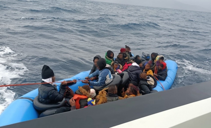 İzmir açıklarında 38 düzensiz göçmen kurtarıldı