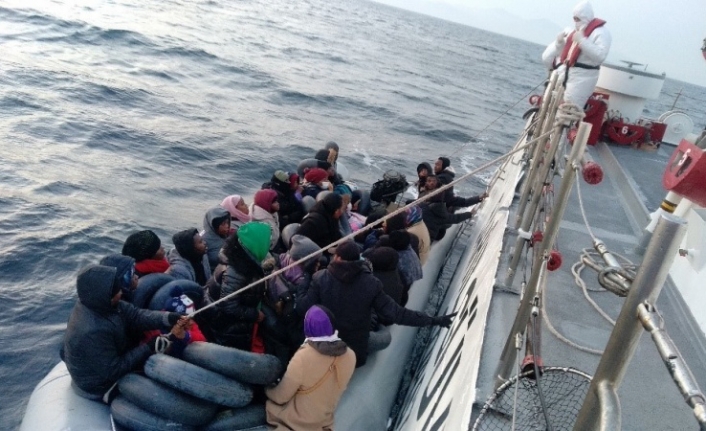 İzmir açıklarında 76 düzensiz göçmen kurtarıldı