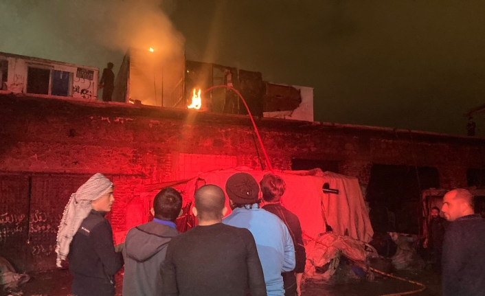 İzmir'de hurda deposunda korkutan yangın