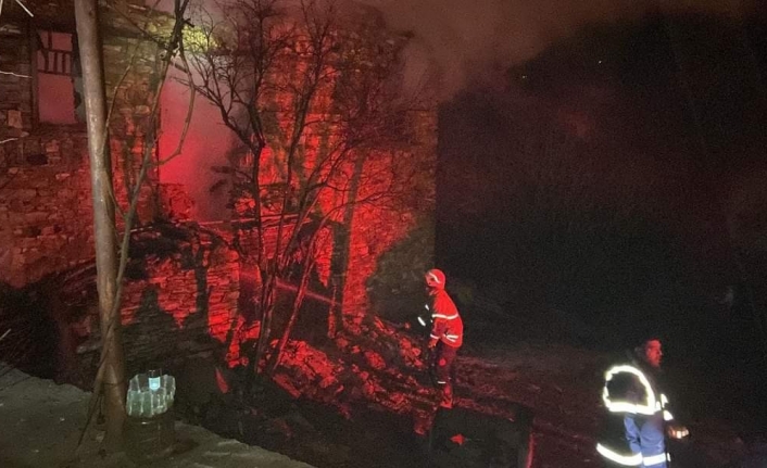 İzmir’de müstakil taş ev çıkan yangında çöktü: 1 ölü