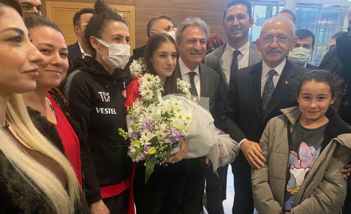 Kılıçdaroğlu, havalimanında karşılaştığı dünya şampiyonu Sıla'yı tebrik etti