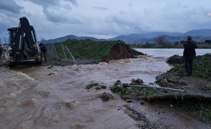 Tire'de yer altı barajı taştı, tarlalar su altında kaldı