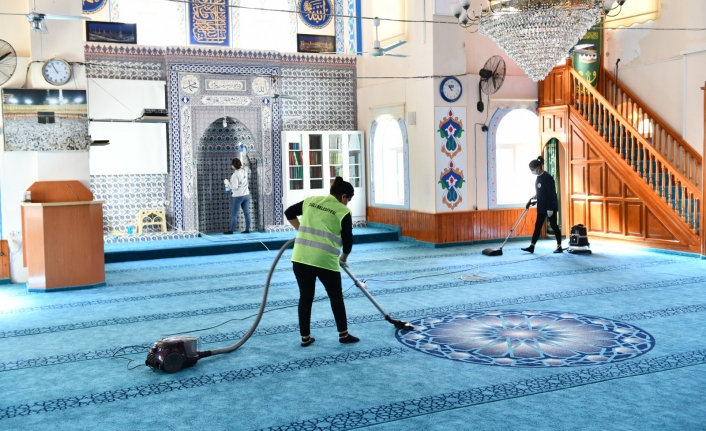 Çiğli’de camilere Ramazan temizliği