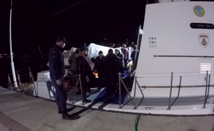 İzmir açıklarında 32 düzensiz göçmen yakalandı