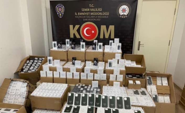 İzmir’de kaçak cep telefonu operasyonu