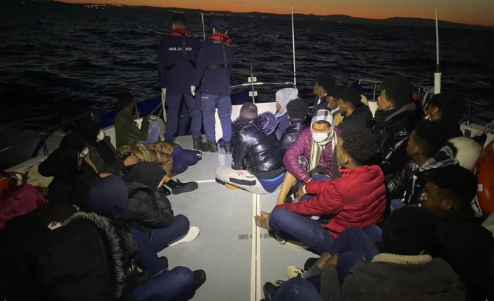 İzmir açıklarında 49 göçmen kurtarılırken, 21 göçmen yakalandı