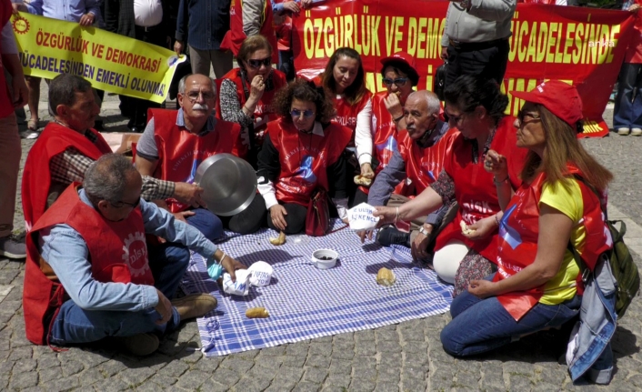 İzmir'de emeklilerden zam tepkisi; Taş kaynattılar