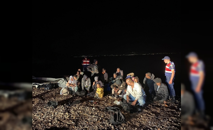 Çeşme'de kıyıya bırakılmış 20 düzensiz göçmen tespit edildi