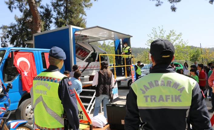 İzmir’de jandarma ekiplerinden öğrencilere trafik eğitimi