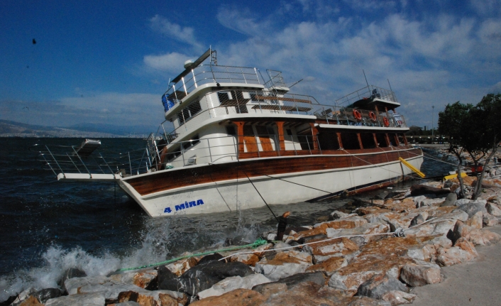 İzmir’de şiddetli rüzgar tekneyi devirdi