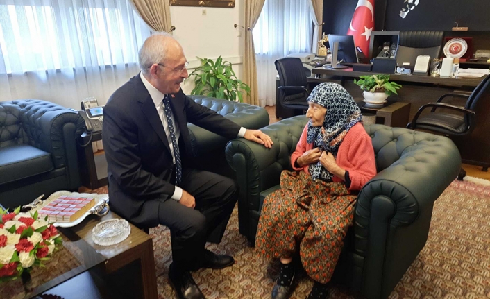 97 yaşındaki Hayriye nine İzmir'den Kılıçdaroğlu'nu ziyarete gitti