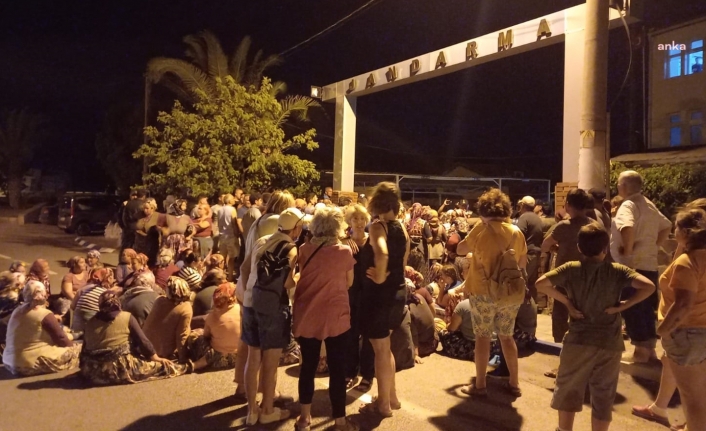 Dikili'de Buket'in bulunması için jandarma karakolu önünde oturma eylemi