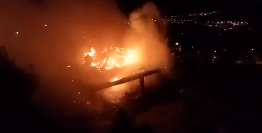 Çeşme Fahrettinpaşa Mahallesi'nde bir ev tamamen yandı