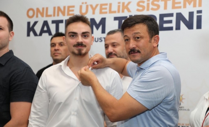 AK Parti’ye online üye olanlara rozetleri takıldı