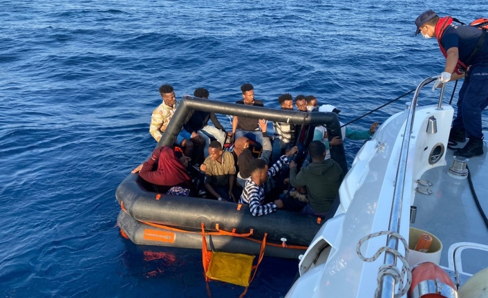 İzmir açıklarında 38 göçmen yakalanırken 136'sı kurtarıldı