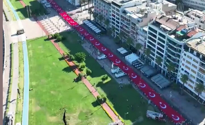 İzmir'de 350 metrelik bayrak taşındı