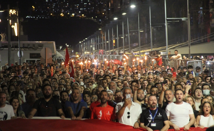 İzmir'de fener alayı yürüyüşü düzenlendi