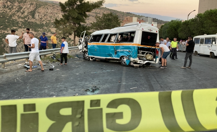 İzmir'de yolcu minibüsü ile servis aracı çarpıştı: 1 ölü, 6 yaralı