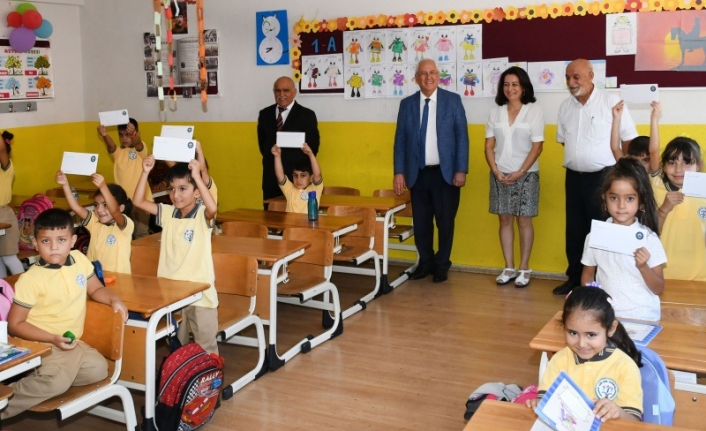 Karabağlar'dan ailelere 'Eğitim Kart' desteği