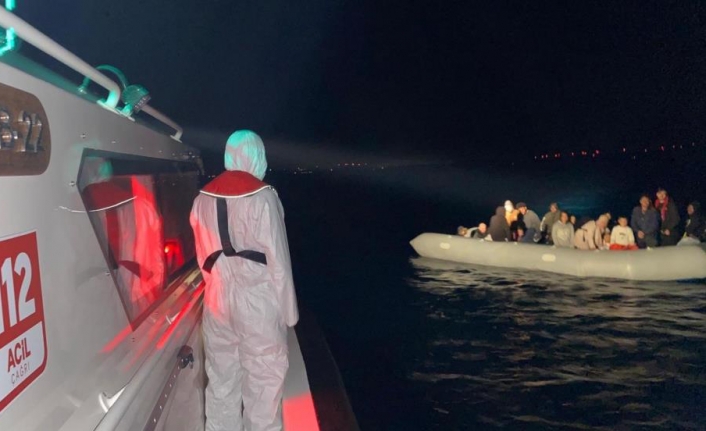 Yunanistan'ın ittiği 35 göçmen kurtarıldı