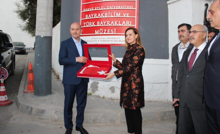 Bakan Soylu'ya Türk bayrağı hediyesi