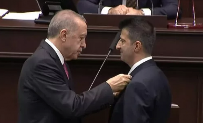 Cumhurbaşkanı Erdoğan, Mehmet Ali Çelebi'ye rozet taktı