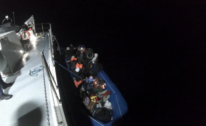 İzmir açıklarında 143 göçmen kurtarıldı, 31'i yakalandı