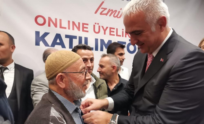 Bakan Ersoy, İzmir’de AK Parti’ye katılanlara rozet taktı