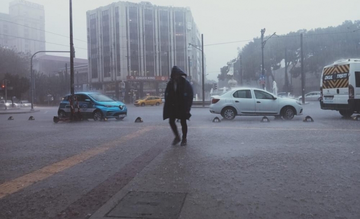 İzmir'de metrekareye 15 kilogram yağış düştü