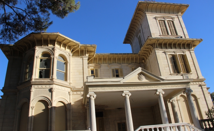 İzmir'in tarihi yapılarından Forbes Köşkü adeta talan edildi
