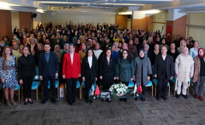 AK Parti İzmir’de ‘Siyaset Akademisi Kadın’ programı dolu dolu geçti