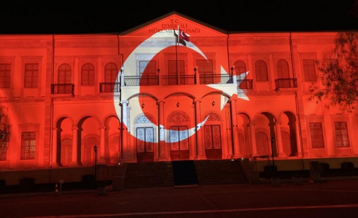 Bakan Nebati, İzmir İktisat Kongresi’nin 100. yılına özel ışık gösterisini izledi