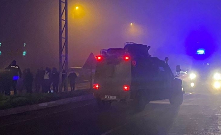 Diyarbakır'da çevik kuvvet servisine bombalı saldırı