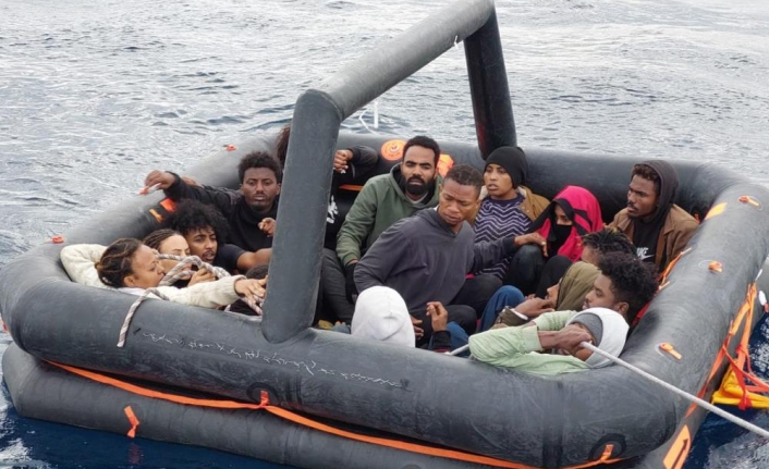 İzmir açıklarında 84 göçmen kurtarıldı, 26 göçmen yakalandı